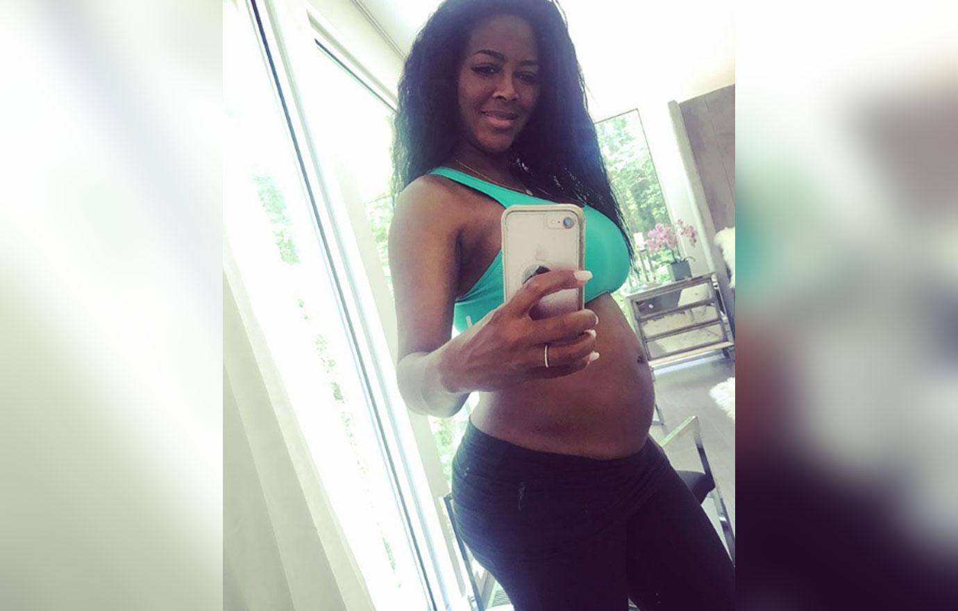 pregnant kenya moore baby bump pic 03