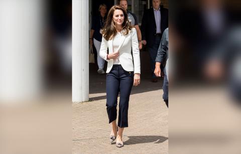 [PICS] Kate Middleton Meets With Children In London