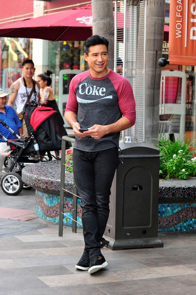 Mario lopez Arriving to the Extra Set