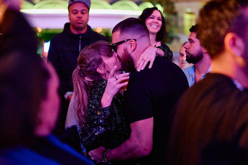 travis kelce taylor swift widly in love