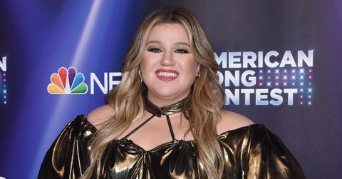 kelly clarkson gold dress