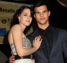 2010__02__okmagazine_kristen stewart taylor lautner 225×213.jpg