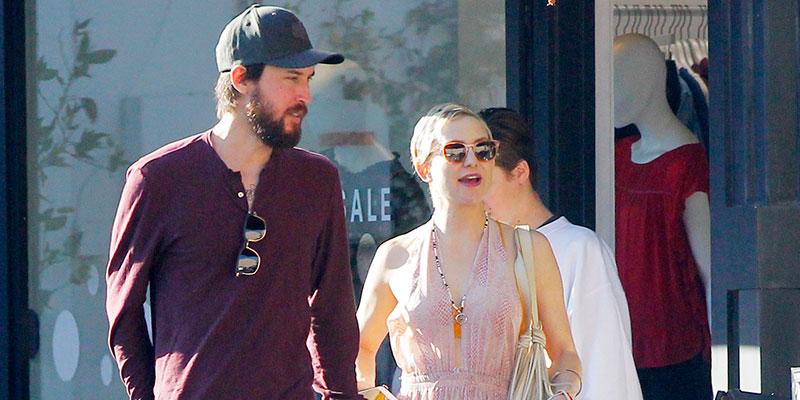 Kate hudson boyfriend danny fujikawa faux baby bump main