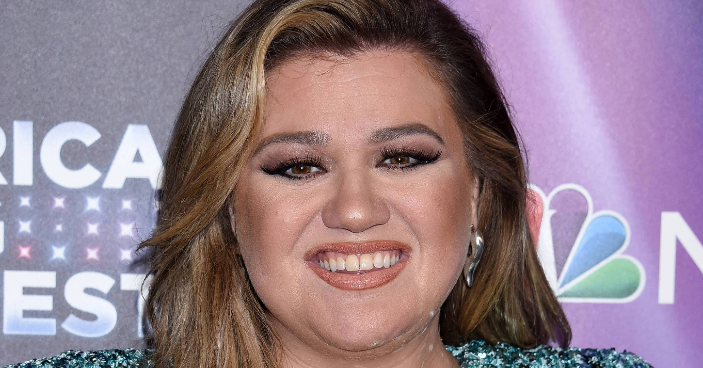 Kelly Clarkson Stuns In Glittering Dress As Show Returns