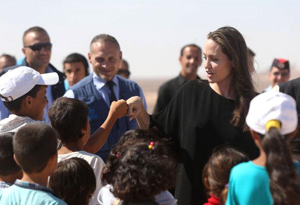 angelina jolie visits syrian refugees