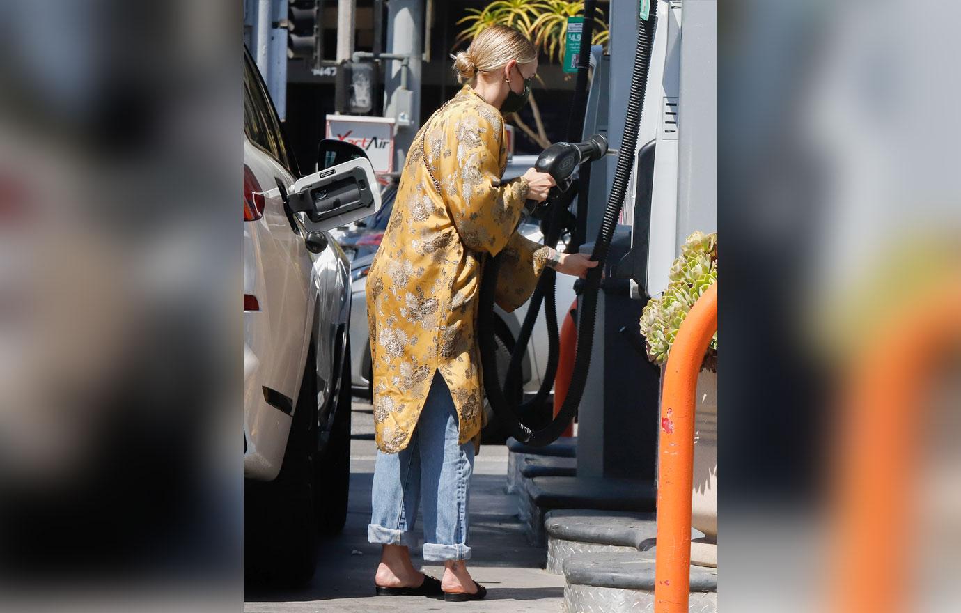 ashlee simpson pumping gas in la