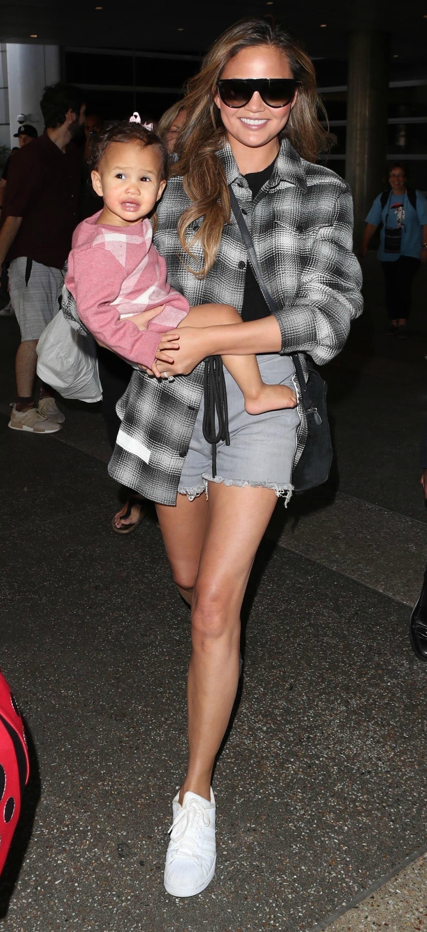 chrissy teigen daughter luna airport pics 07