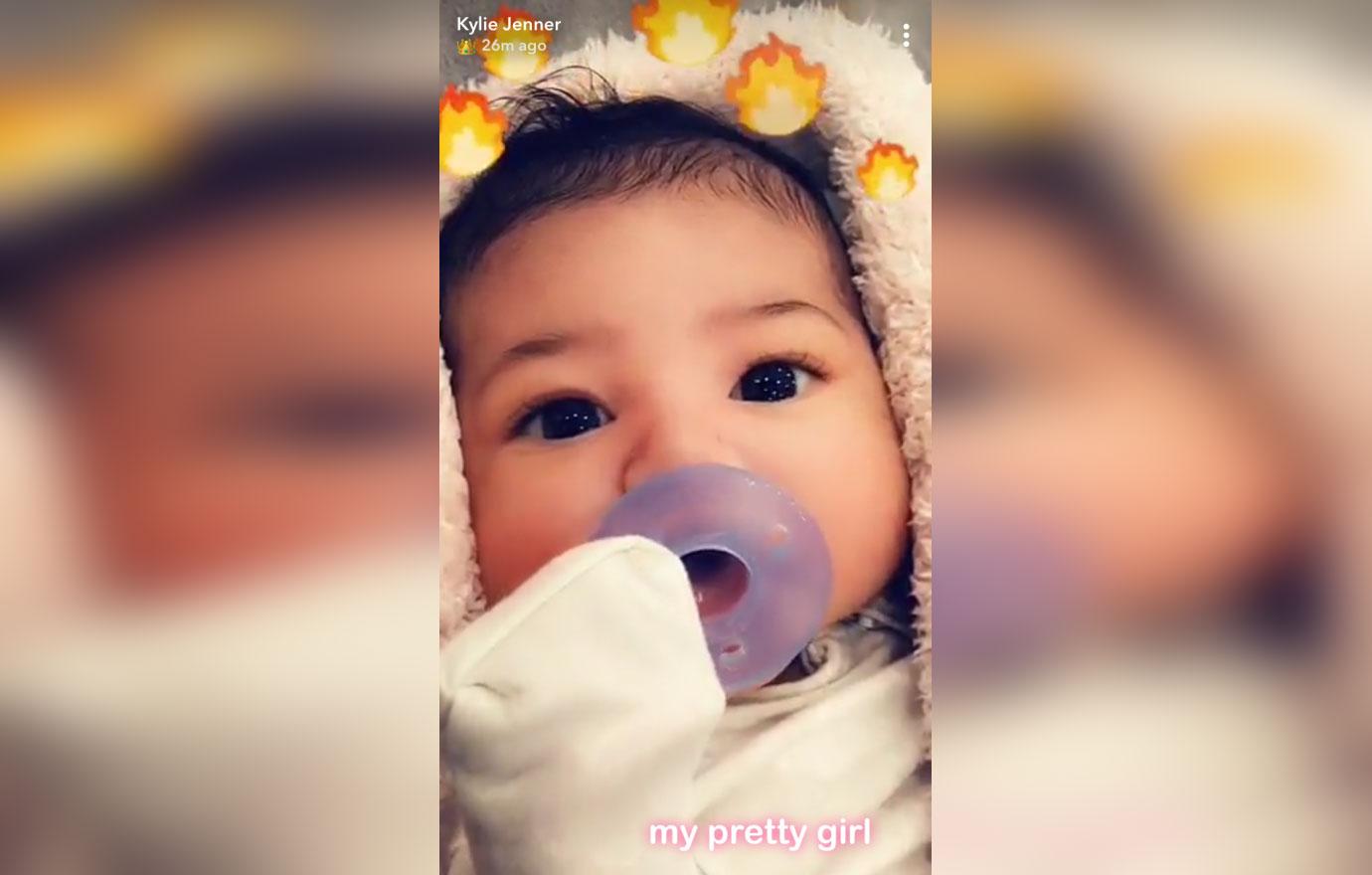 kylie jenner daughter stormi cheeks pic 05