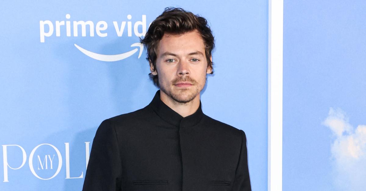 harry styles make out mystery woman kiss glastonbury festival video