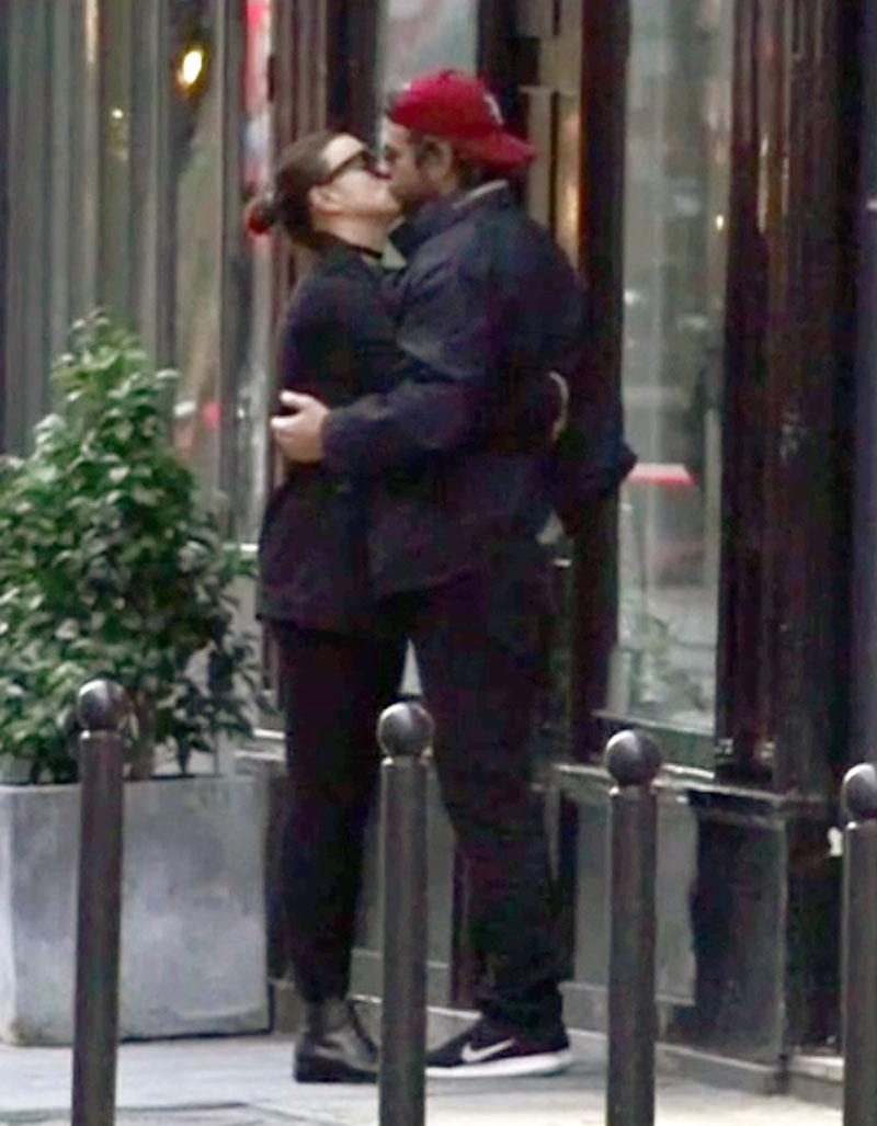 Bradley cooper irina shayk kissing pda paris 03