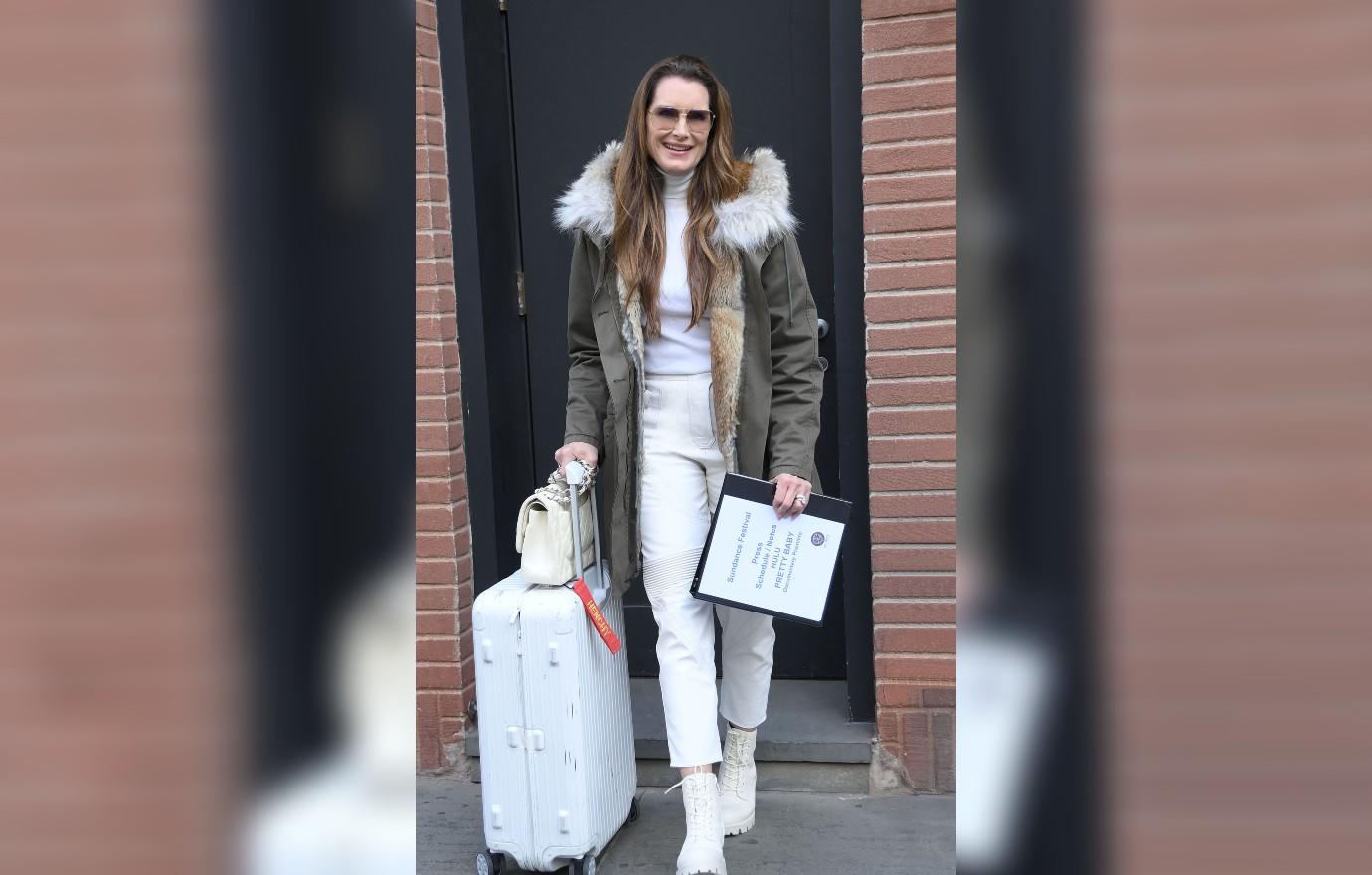 These Celebs Nailed the Art of Airport Style This Year  Celebrity airport  style, Jennifer connelly, Street style