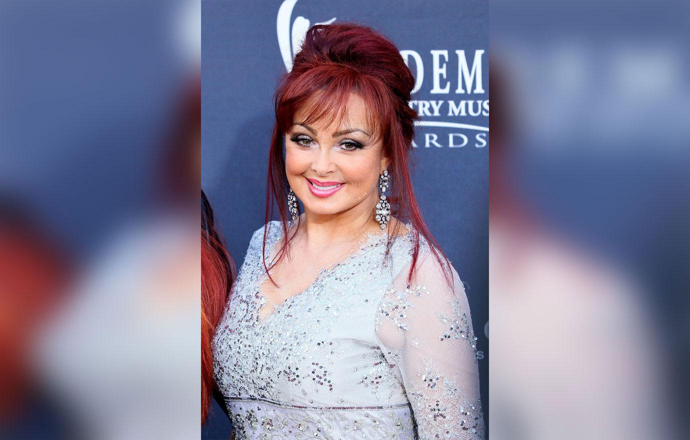 wynonna judd breaks silence on rumors shes feuding with sister ashley over late mom naomis will