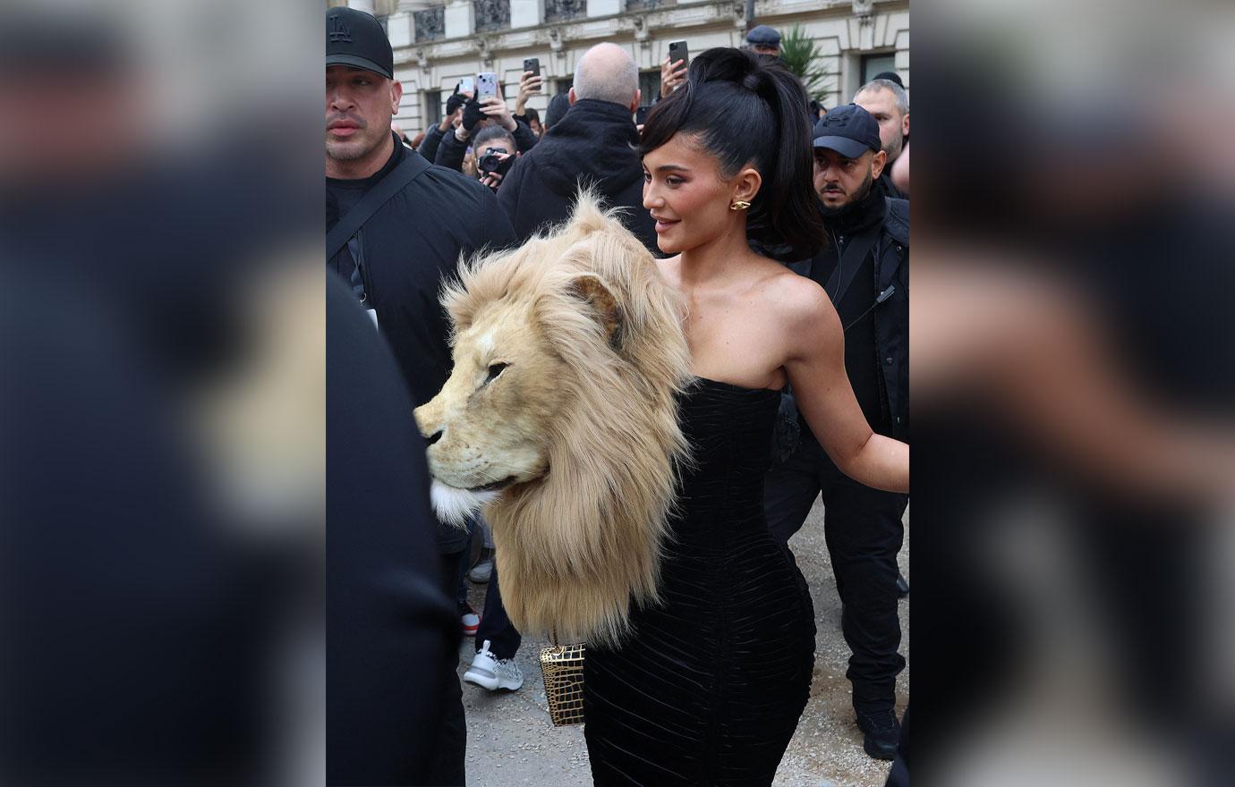 kylie jenner slammed for disturbing lions head gown