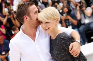 2010__05__Michelle_Williams_Ryan_Gosling_May18_56 300×199.jpg