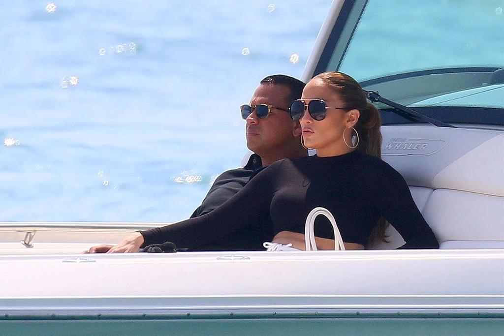 [PHOTOS] JLo And ARod Get Cozy On A Romantic Yacht Trip(02)