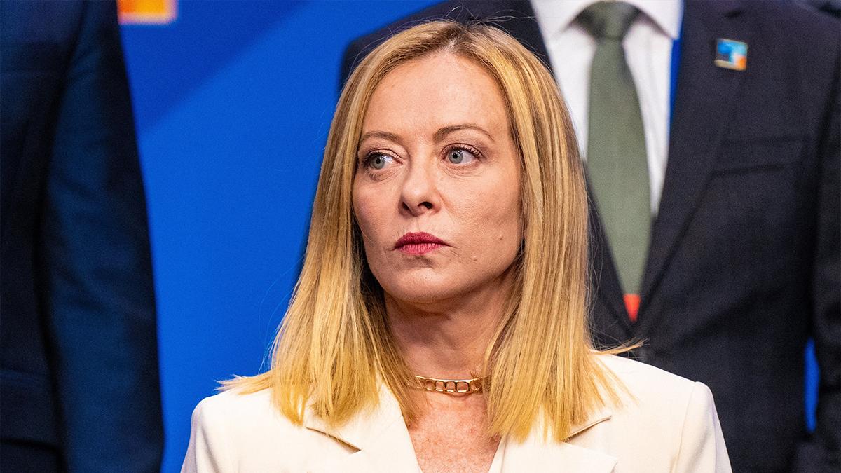 Photo of Giorgia Meloni told Donald Trump to focus on his approval ratings.