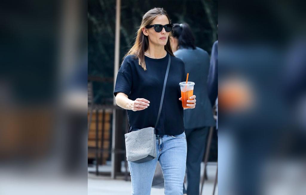 [PICS] Jennifer Garner Looks AMAZING As She Enjoys The Single Life