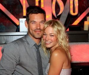 2010__12__LeAnn_Rimes_Eddie_Cibrian_Dec27news 300×268.jpg