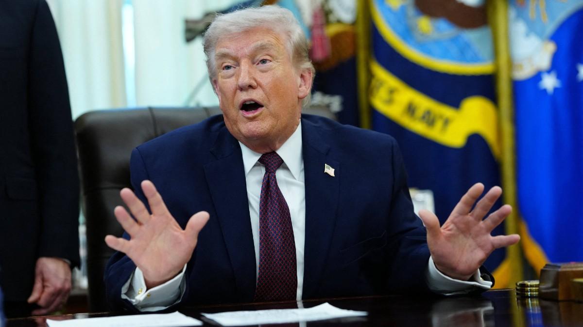 image of Alex Jones is not in favor of the current war. 