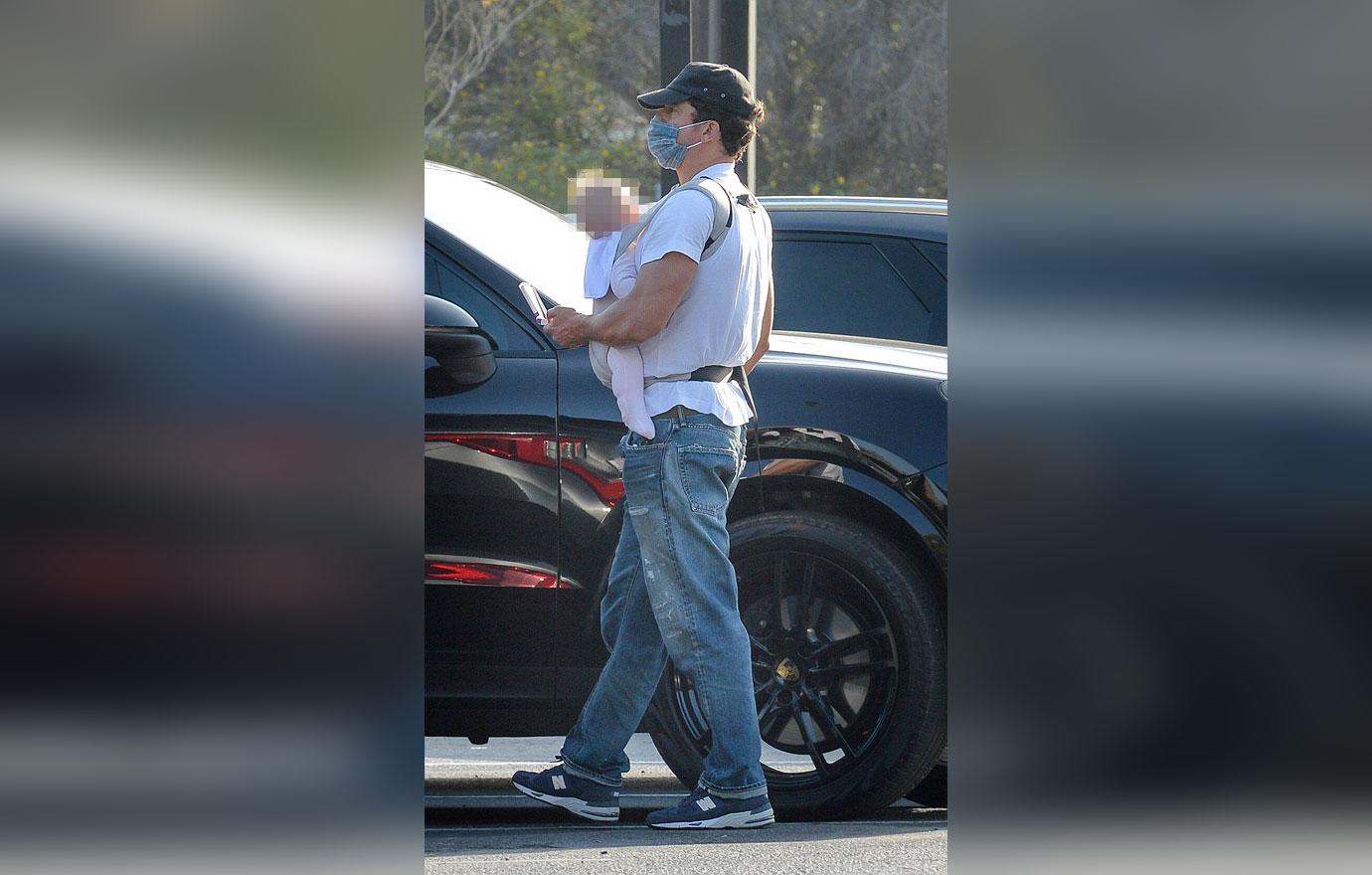 katy perry and orlando bloom stop at health food store with baby daisy