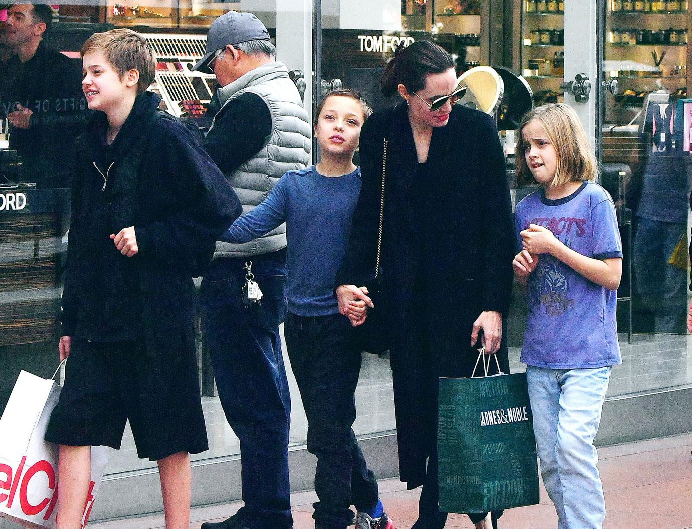 Angelina Jolie & Brad Pitt: Tokyo Airport Arrival with the Kids!: Photo  2597851  Angelina Jolie, Brad Pitt, Celebrity Babies, Knox Jolie-Pitt,  Maddox Jolie Pitt, Pax Jolie Pitt, Shiloh Jolie Pitt, Vivienne