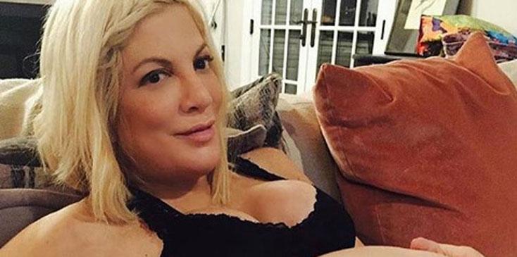 Tori spelling shows nude baby bump