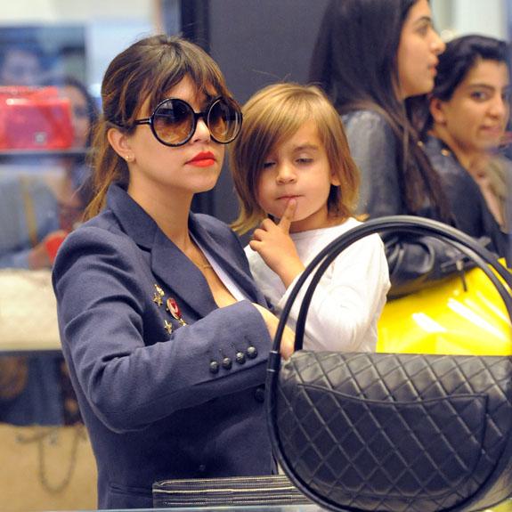 //kourtney_kardashian_net_worth_earnings_stack_