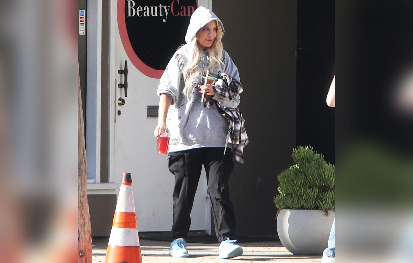 tori spelling leaves hair salon with fresh blonde locks while impending divorce looms photos