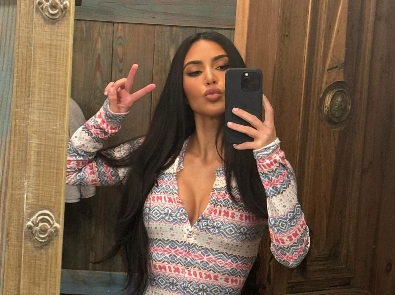 kim kardashian promised kendall jenner stop peace sign photos