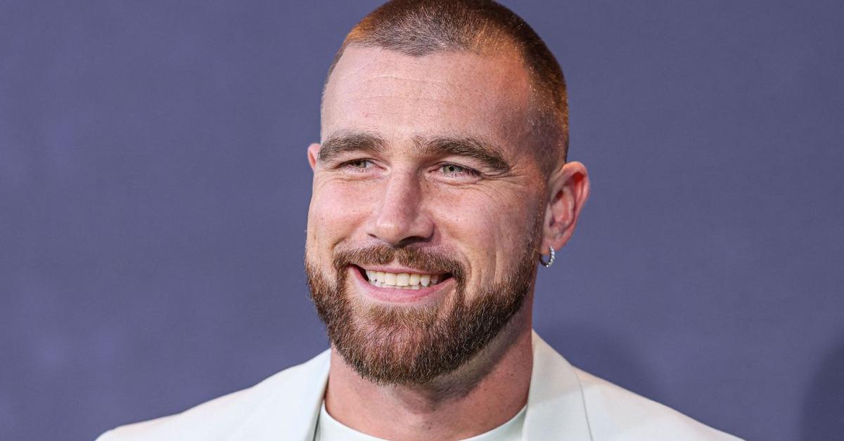 Travis Kelce Shocks Social Media Users by Slapping Away Fan Attempting to Steal Chiefs Glove During Monday Night Football Game