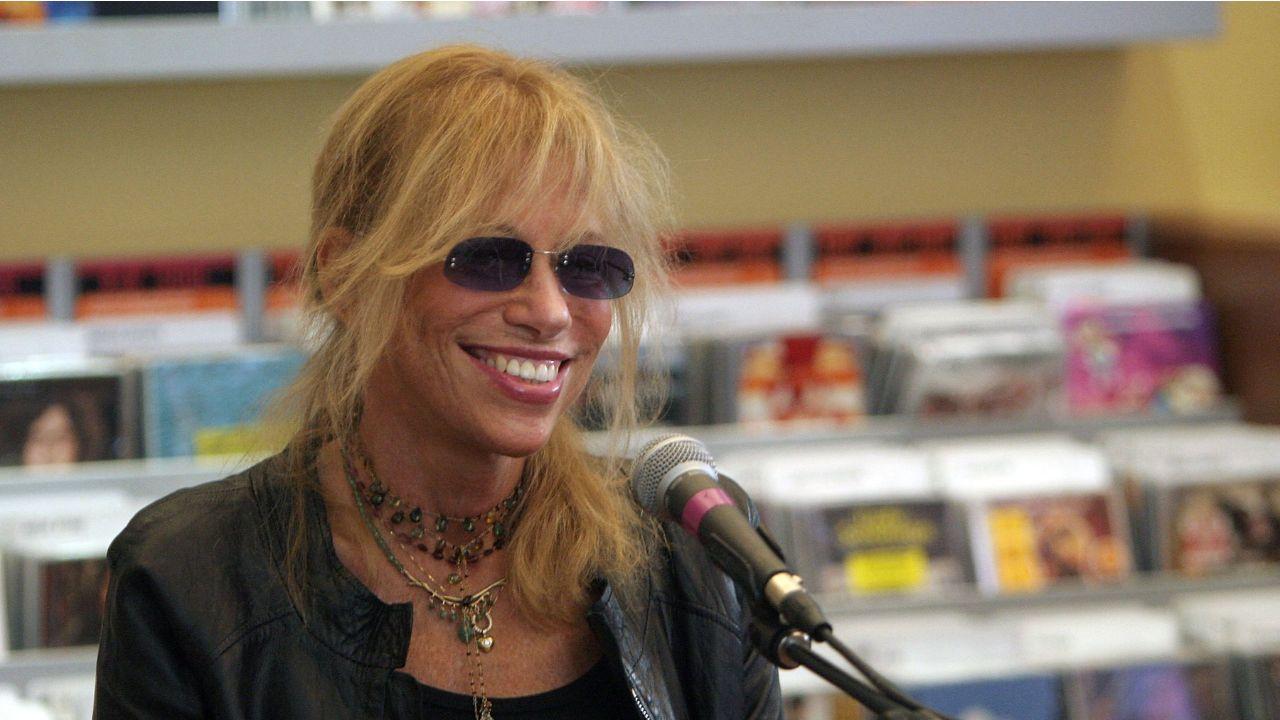 image of Carly Simon is releasing ‘Comes in Waves,’ her first album in 18 years, on August 14.