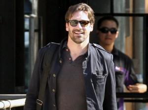 2010__09__Jon_Hamm_Sept28_34m 300&#215;223.jpg