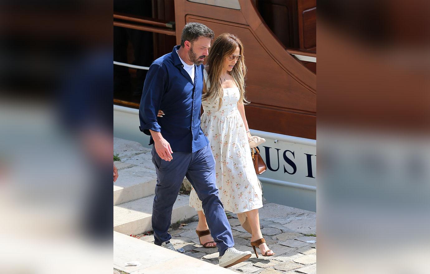 ben affleck breaks down on parisian honeymoon new wife jennifer lopez consoles him