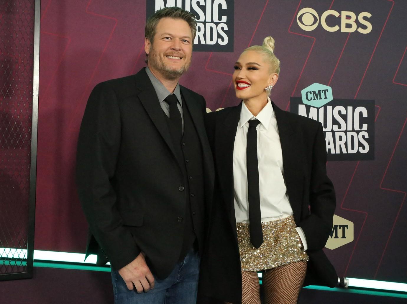 blake shelton gwen stefani dont care money fame family center universe