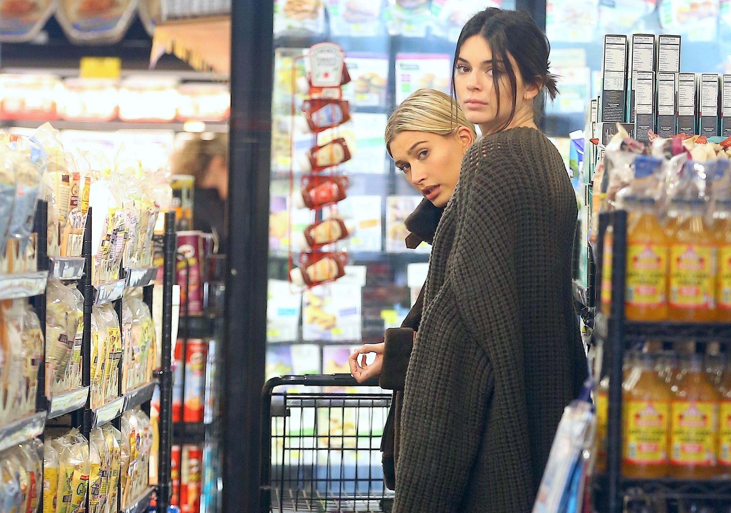 Kendall jenner hailey baldwin shopping