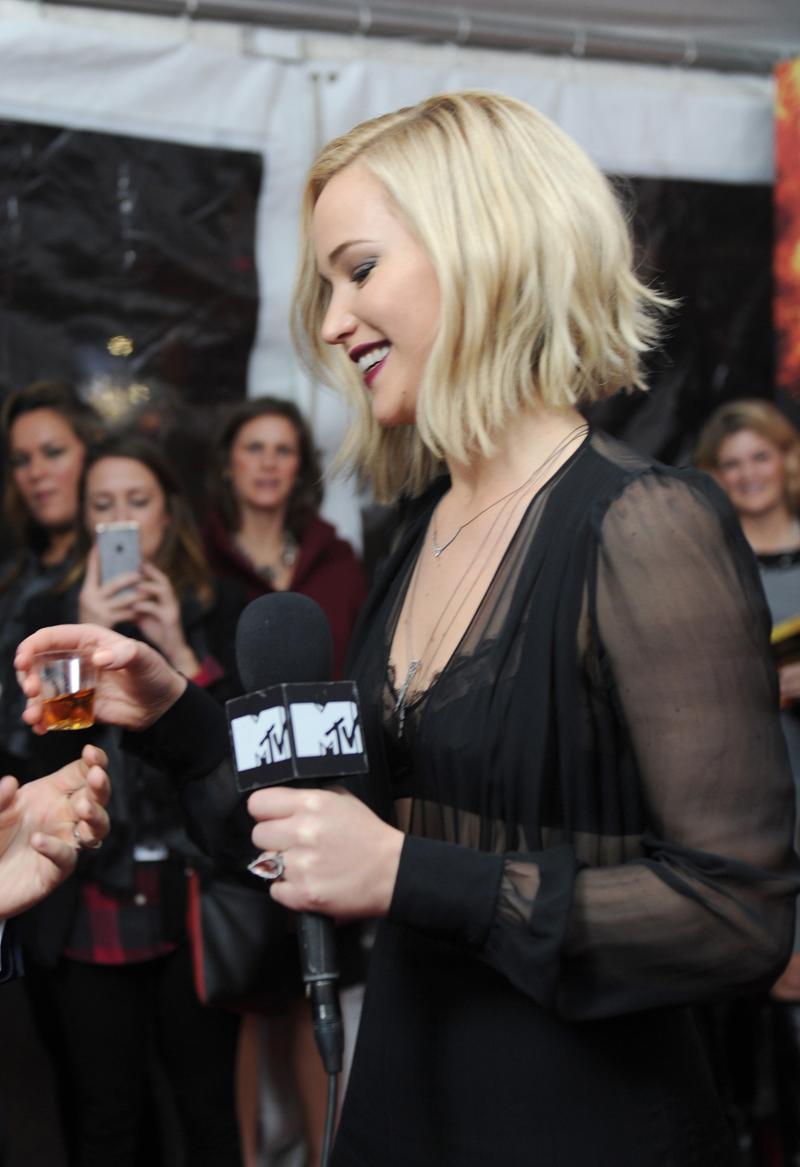 jennifer lawrence dating partying drunk