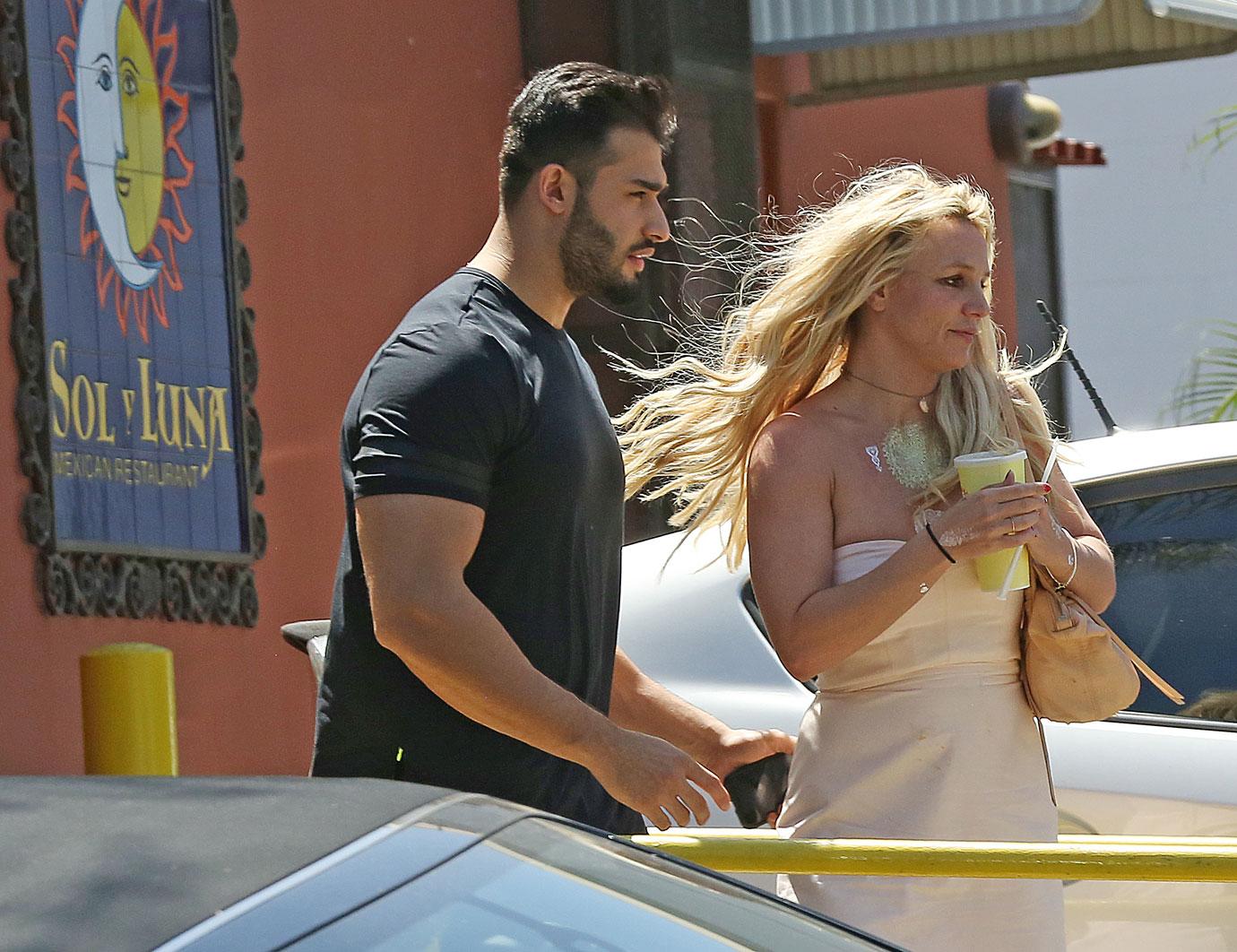 Britney Spears PDA with boyfriend