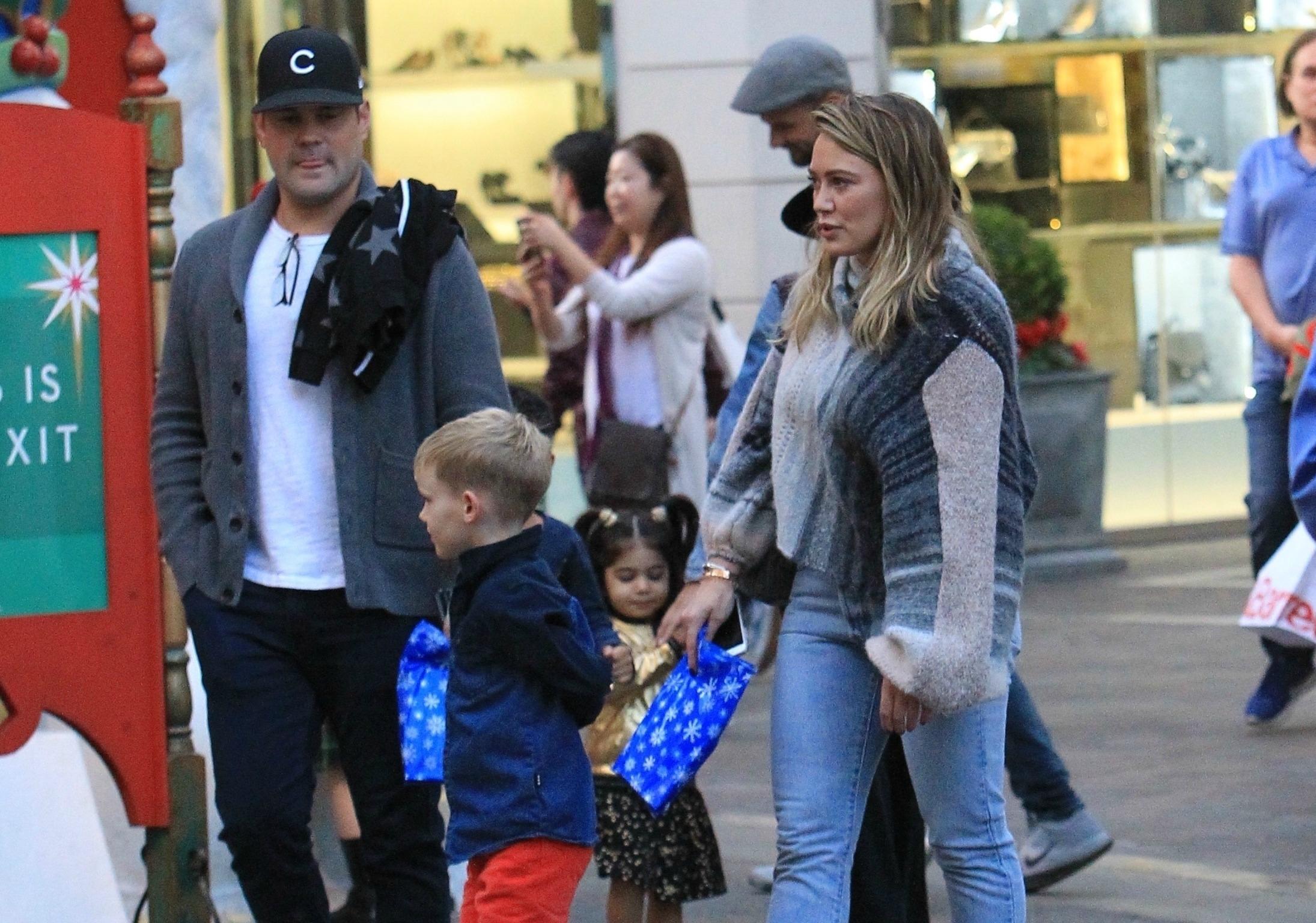 hilary duff ex mike comrie son luca santa pics 07