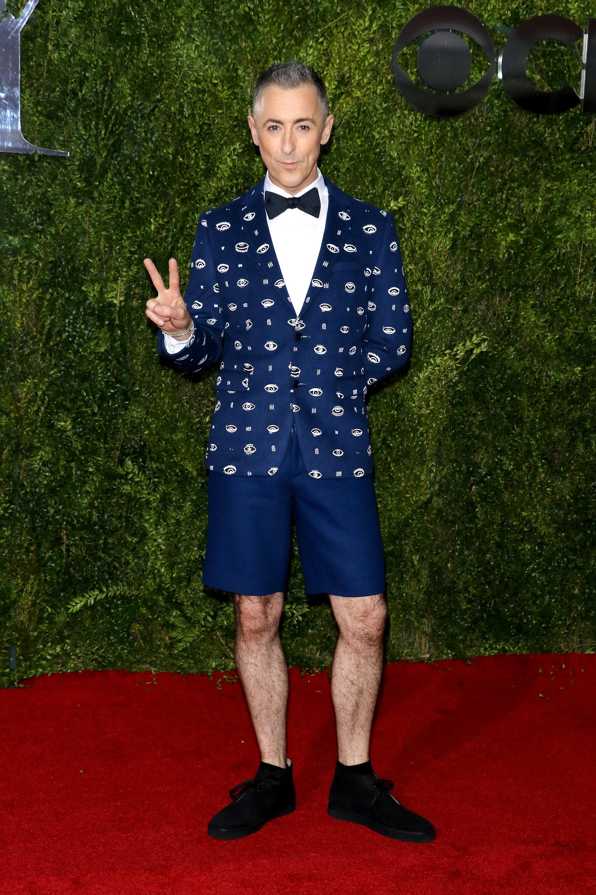 Alan cumming tony awards 2015 navy short suit