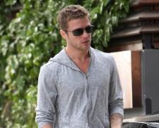 2010__03__Ryan_Phillippe_March3_378main 225×182.jpg