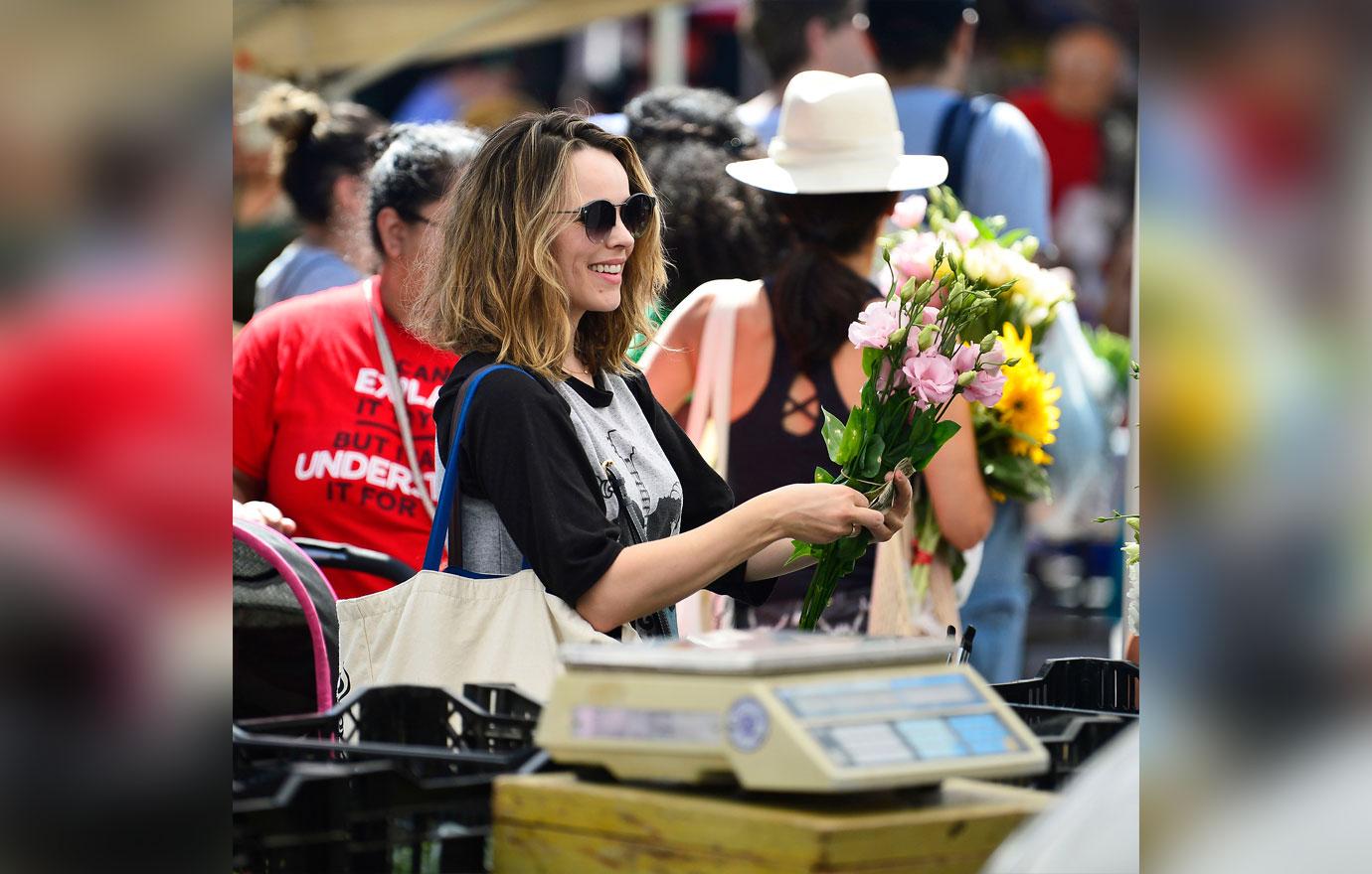 EXCLUSIVE: Rachel McAdams shops for peaches and flowers at her local farmers market