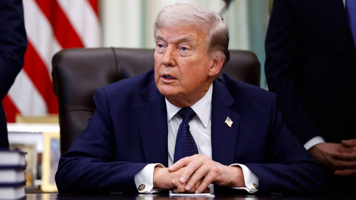 image of Donald Trump seemed to make a big blunder while talking to the press. 