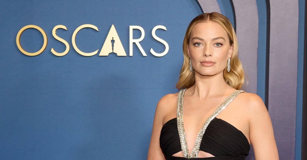 Margot Robbie Fans Think She Wore An Anti 'Barbie' Look For The Oscars