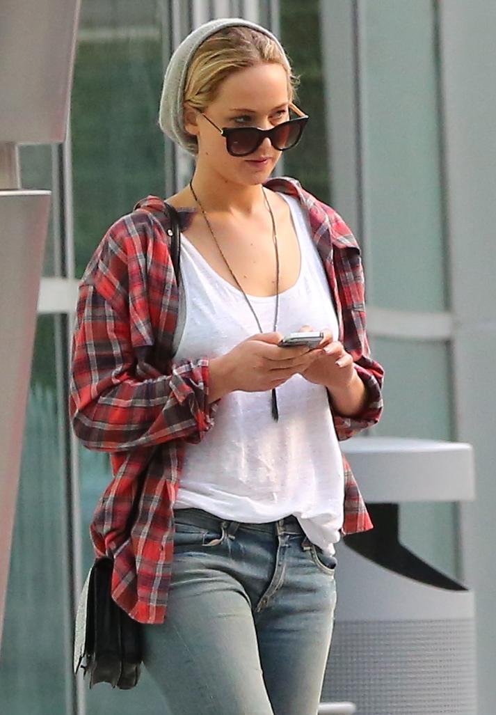 INF &#8211; Jennifer Lawrence in a beanie and plaid is seen texting