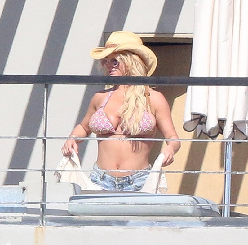 Curvy Or Expecting? Jessica Simpson Fails To Hide Belly In
