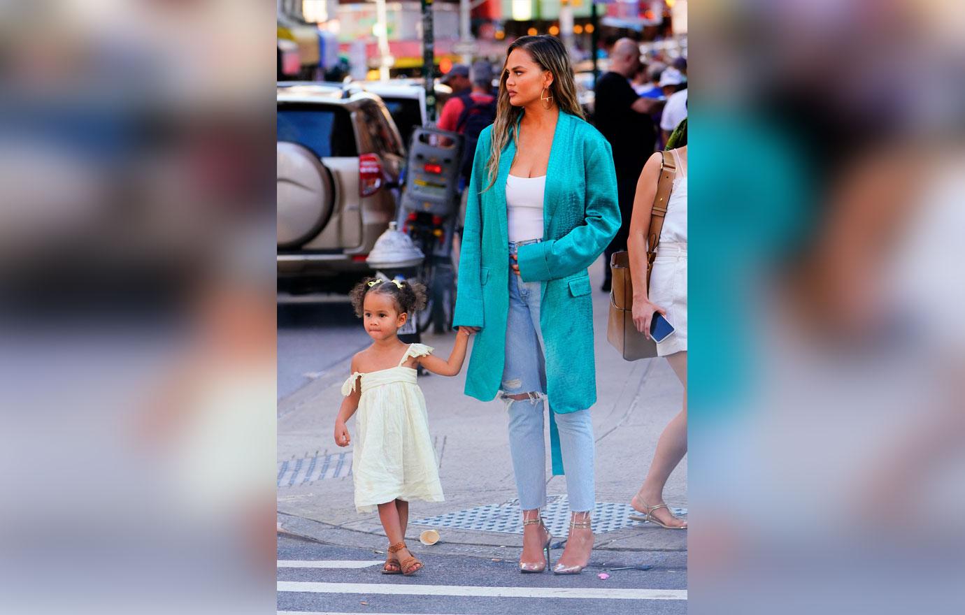 Chrissy Teigen & daughter Luna