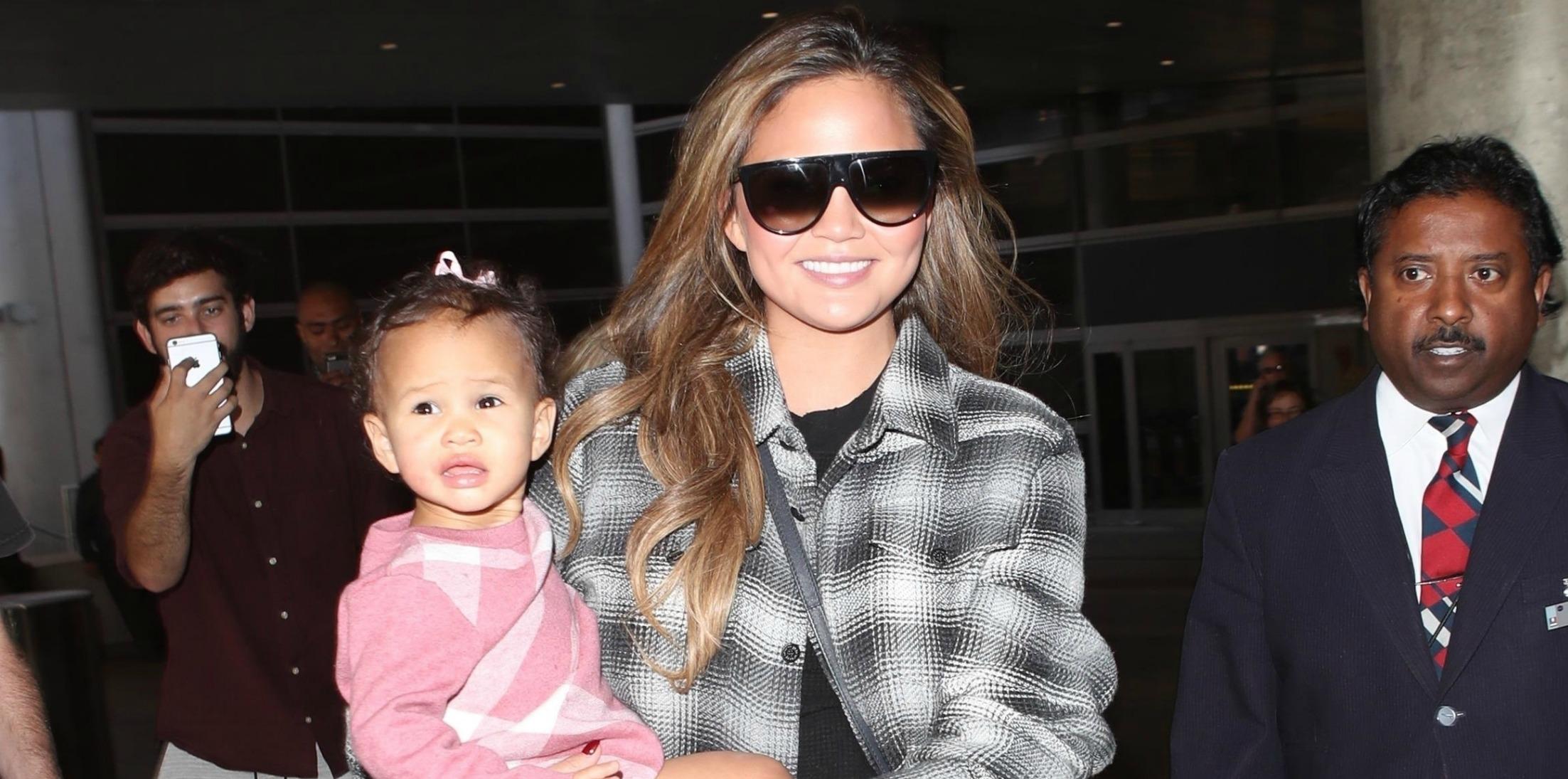 chrissy teigen daughter luna airport pics long