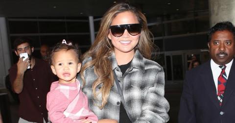chrissy teigen daughter luna airport pics long