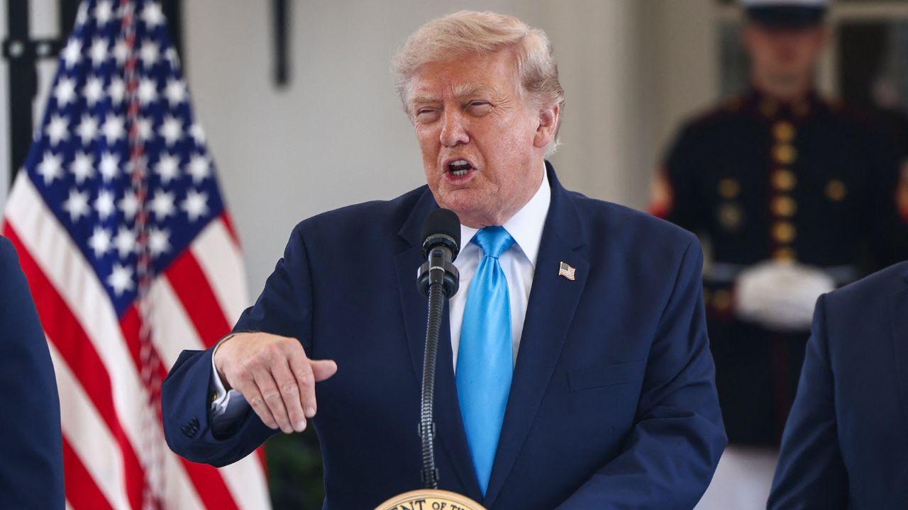 Image of Trump speaking.