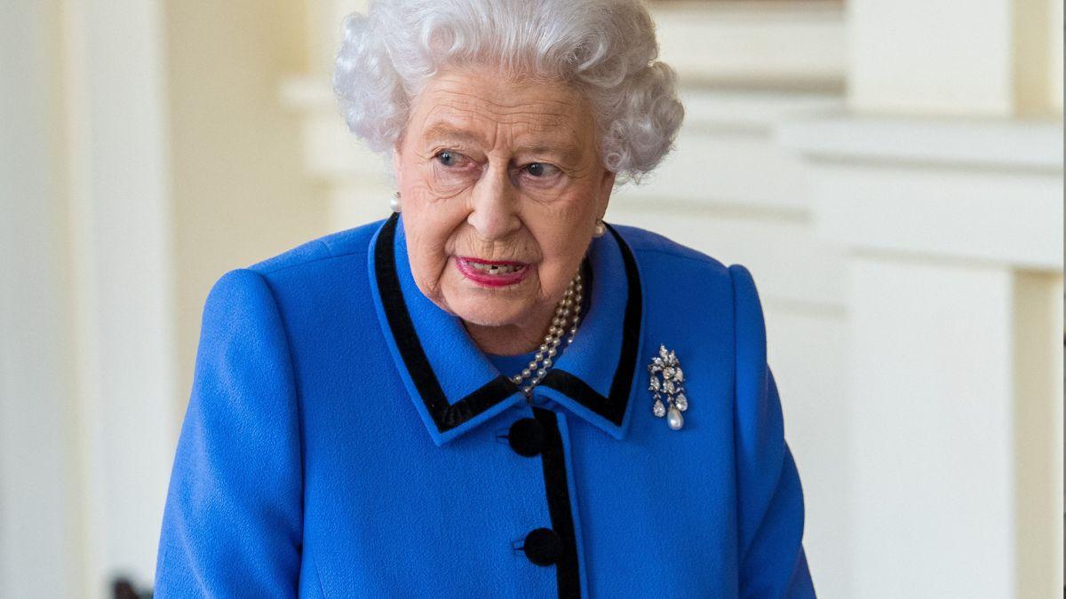 image of Queen Elizabeth reportedly set her handbag down on the floor as a sign to extract her from the room.